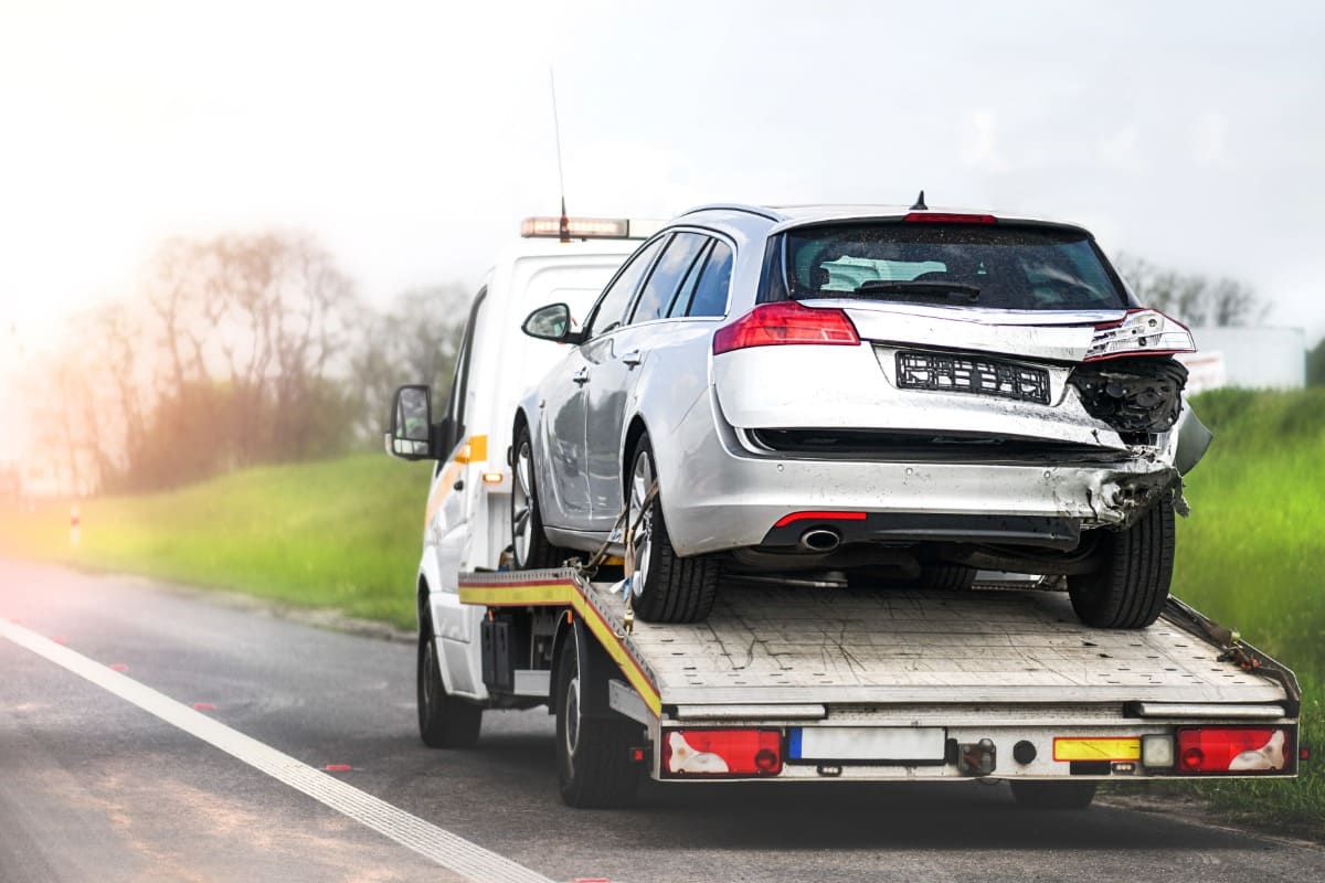 Abschleppwagen mit kaputten Auto